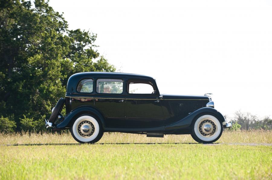  Ford DeLuxe Fordor Sedan 1933 года  (фото 13 из 17)